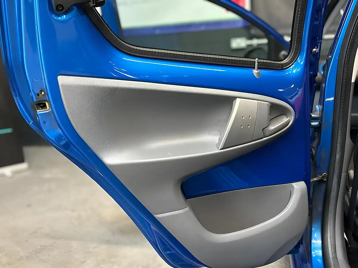 Used 2010 Toyota Aygo Blue Blue - Interior and Exterior details 11