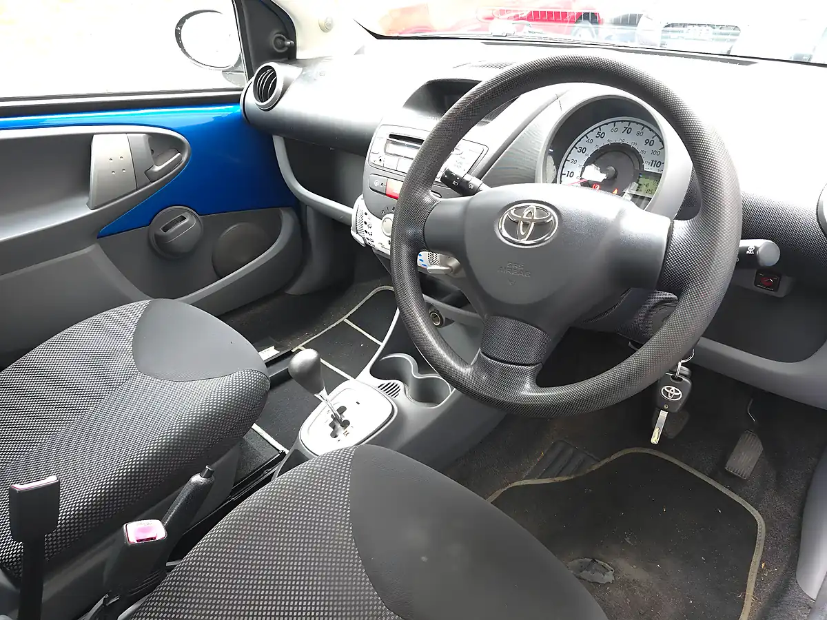 Used 2010 Toyota Aygo Blue Multimode Blue - Interior and Exterior details 17