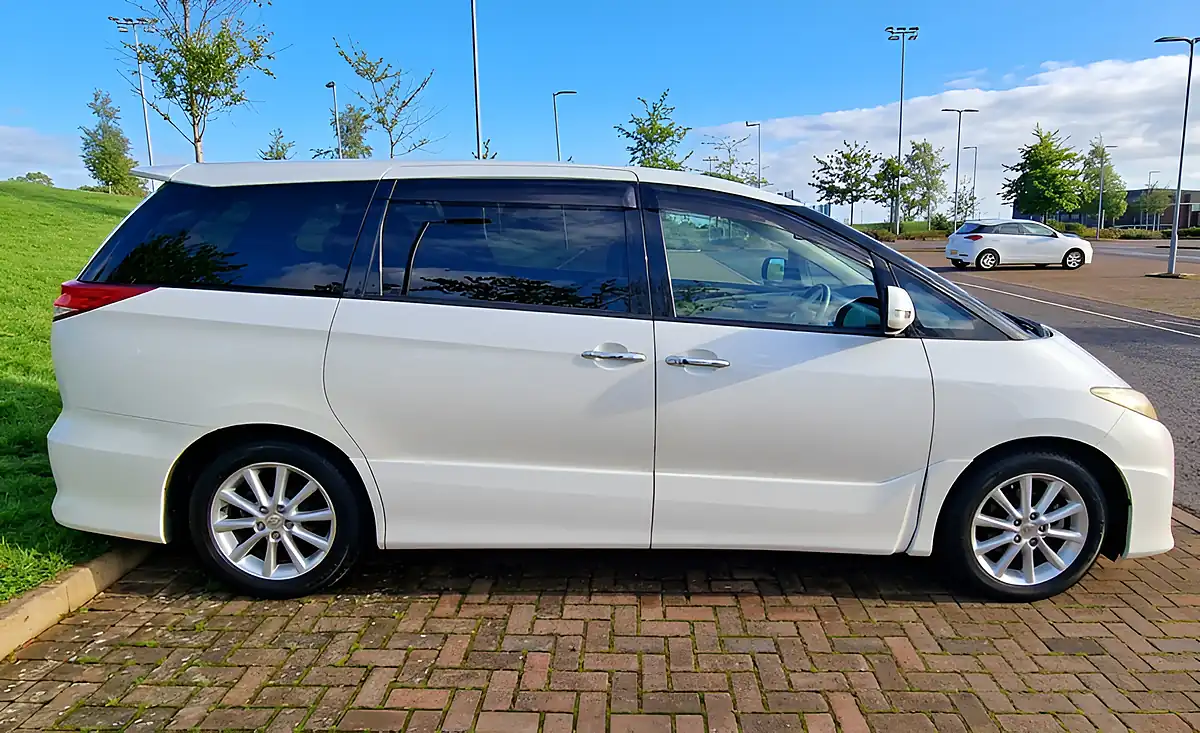 Used 2010 Toyota Estima Aeras White - Interior and Exterior details 6
