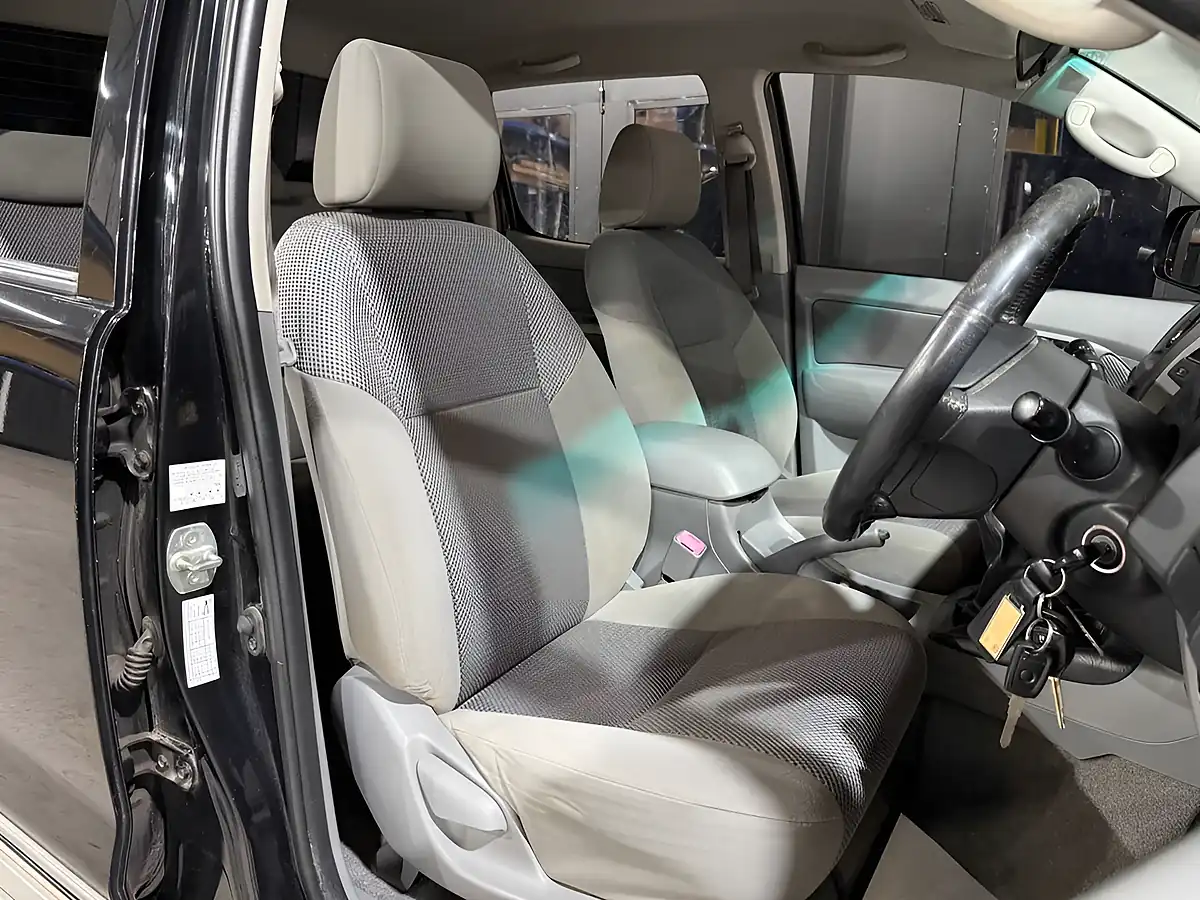Used 2010 Toyota Hi-Lux HL3 Black - Interior and Exterior details 11