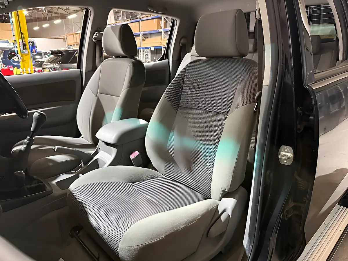 Used 2010 Toyota Hi-Lux HL3 Black - Interior and Exterior details 12
