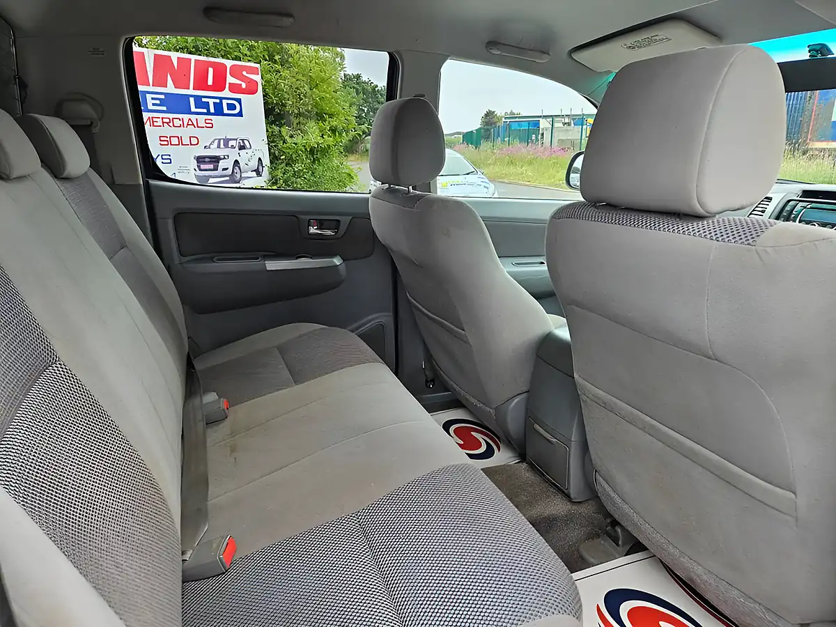 Used 2010 Toyota Hilux Invincible Silver - Interior and Exterior details 9