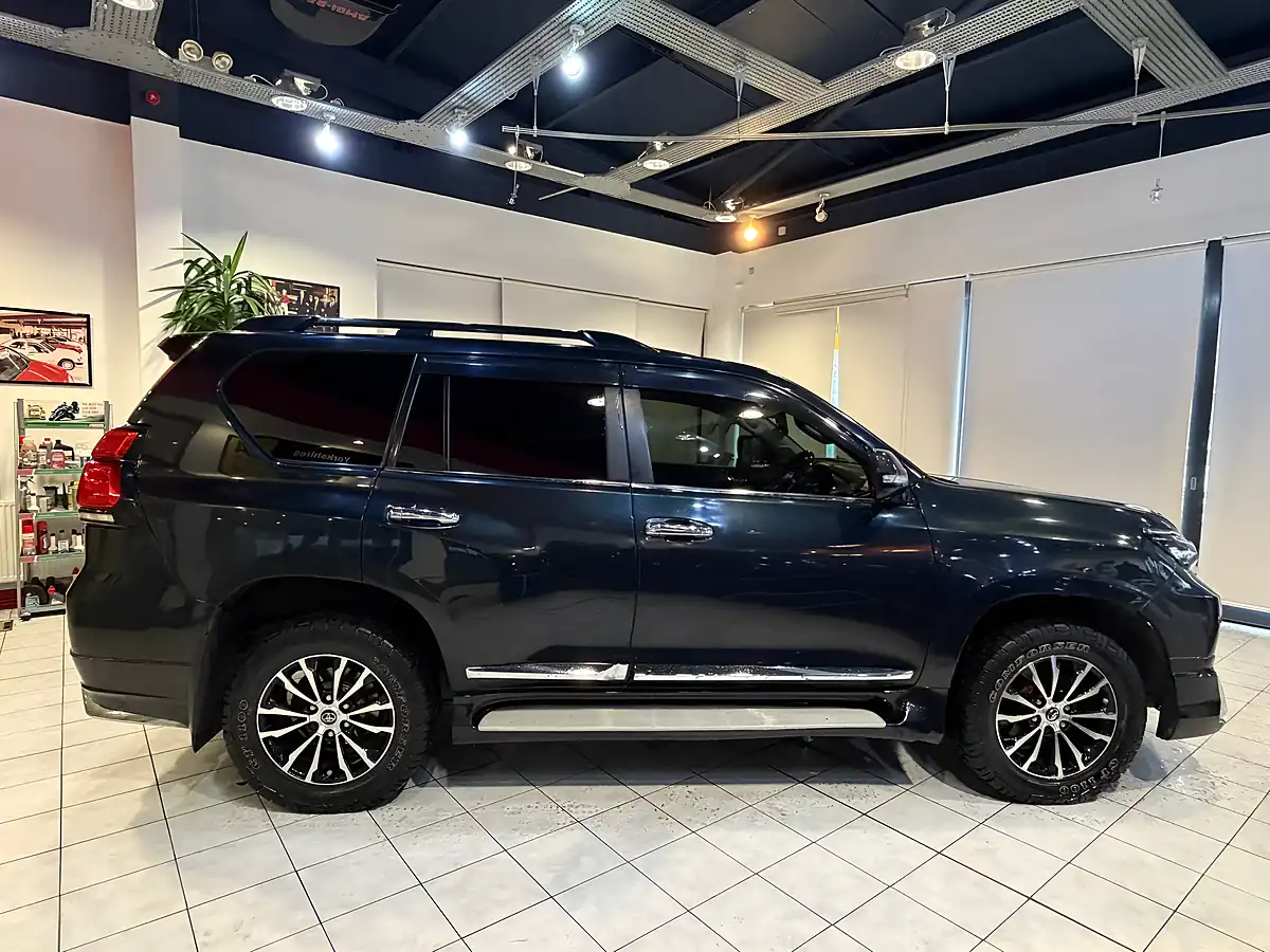 Used 2010 Toyota Land Cruiser LC5 Blue - Interior and Exterior details 10