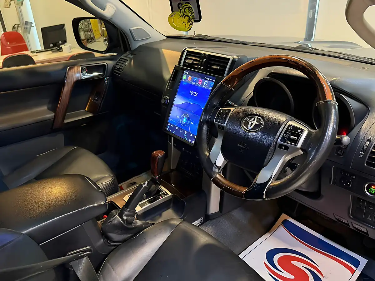 Used 2010 Toyota Land Cruiser LC5 Blue - Interior and Exterior details 13