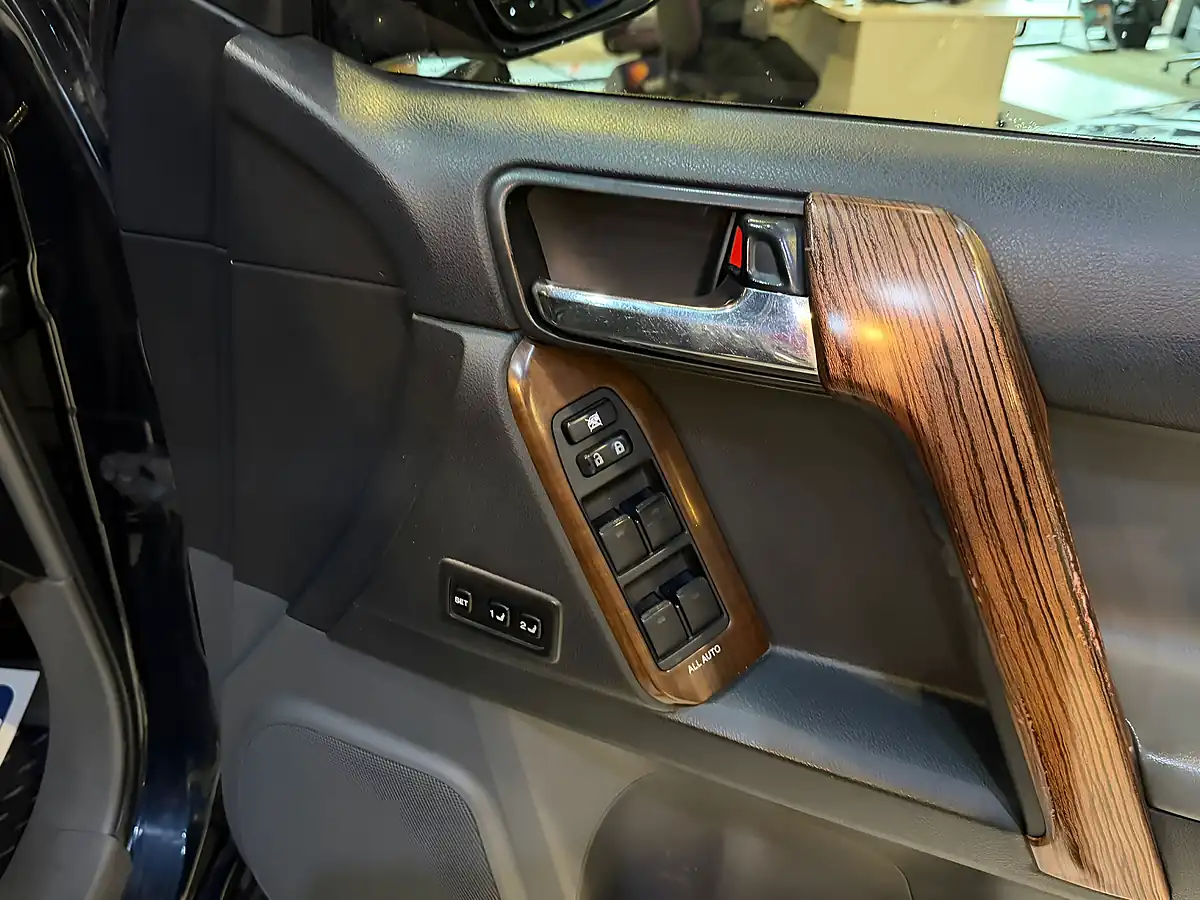 Used 2010 Toyota Land Cruiser LC5 Blue - Interior and Exterior details 17