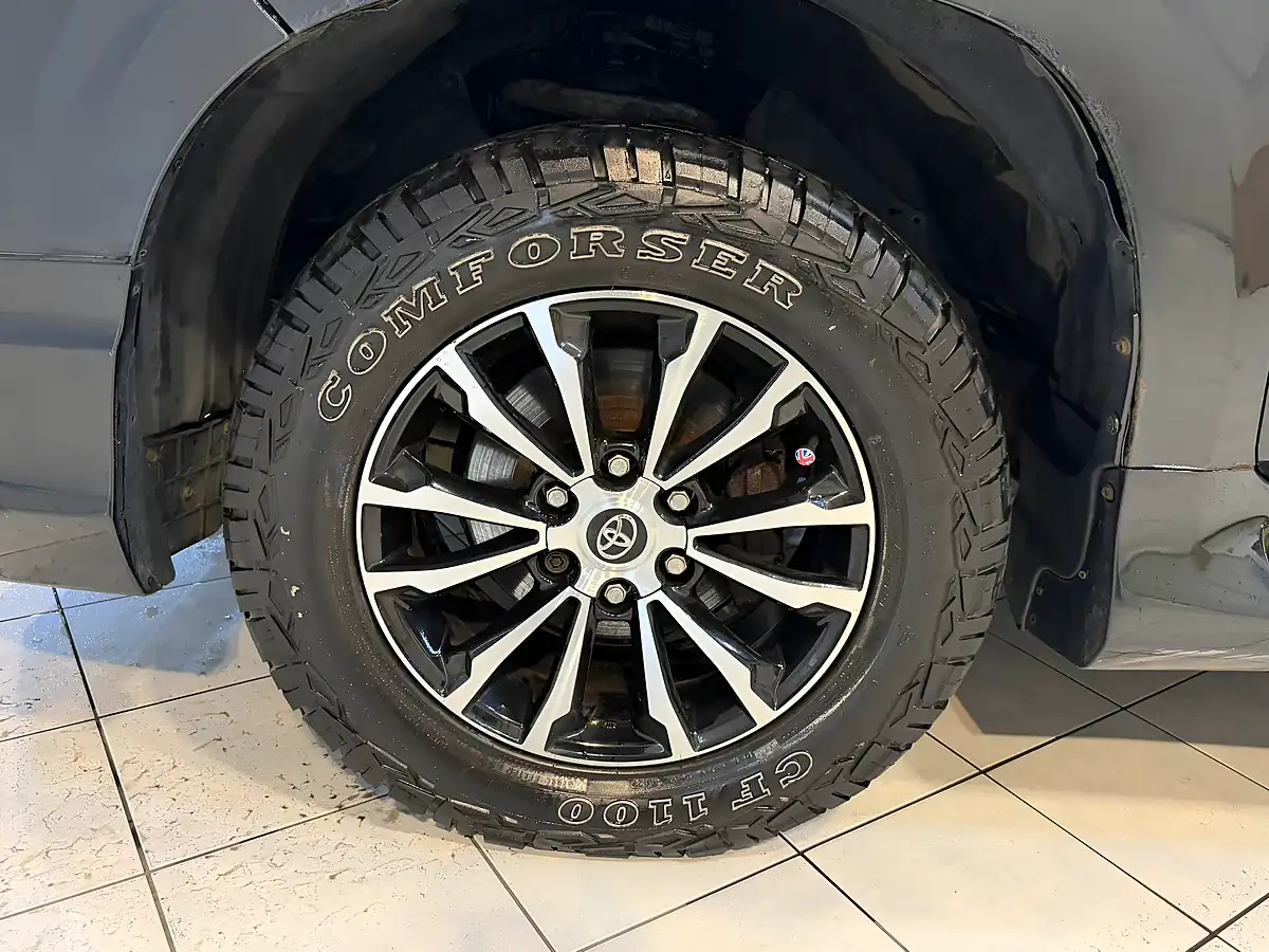 Used 2010 Toyota Land Cruiser LC5 Blue - Interior and Exterior details 19