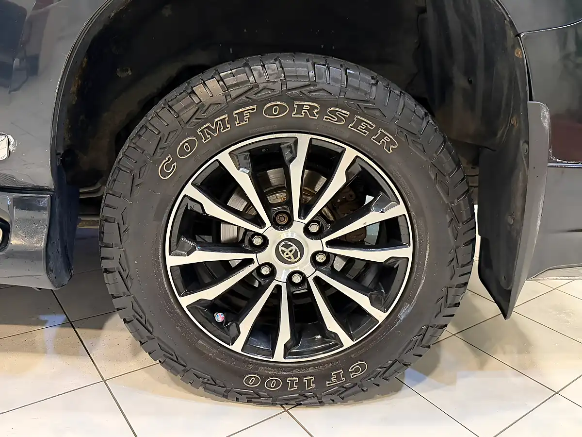 Used 2010 Toyota Land Cruiser LC5 Blue - Interior and Exterior details 20