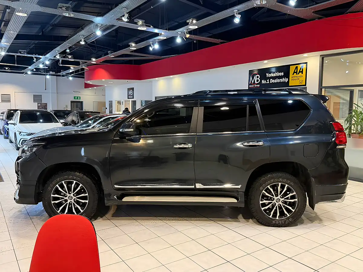 Used 2010 Toyota Land Cruiser LC5 Blue - Interior and Exterior details 6