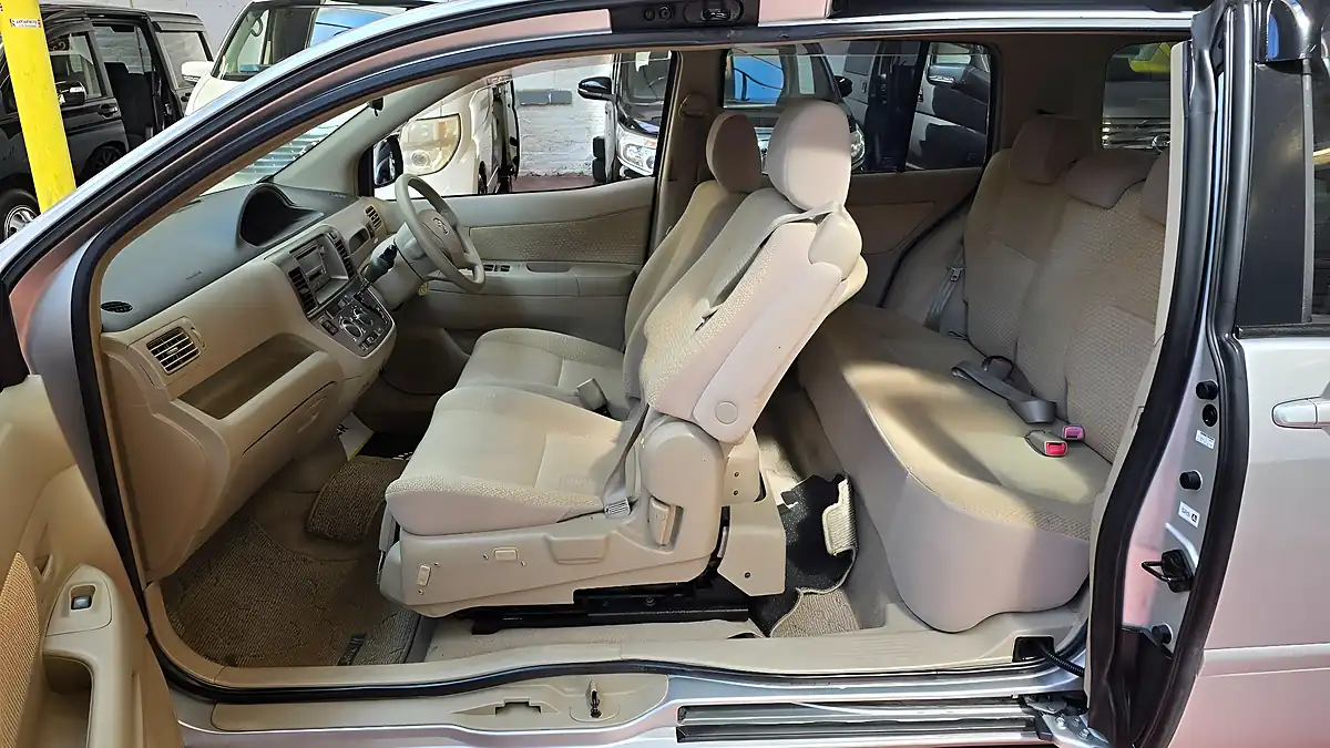 Used 2010 Toyota Raum Lift Mobility Chair Silver - Interior and Exterior details 14