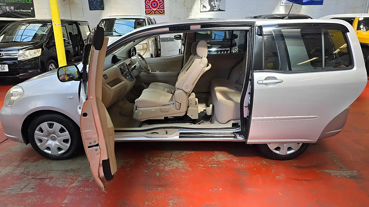Used 2010 Toyota Raum Lift Mobility Chair Silver - Interior and Exterior details 3