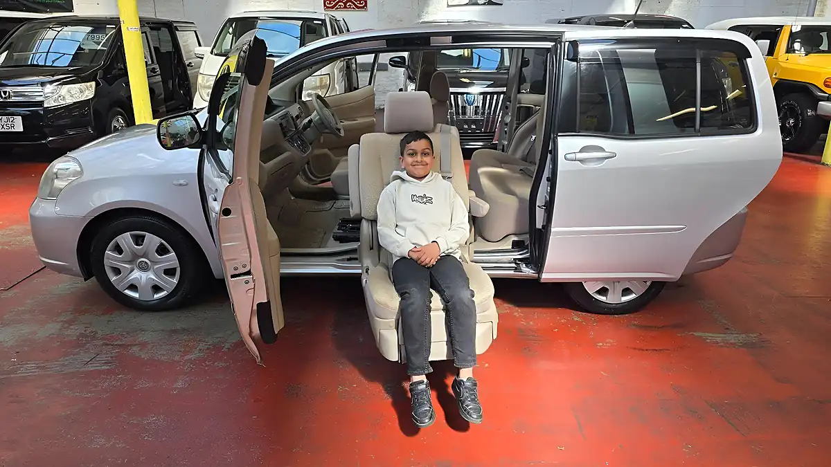 Used 2010 Toyota Raum Lift Mobility Chair Silver - Interior and Exterior details 4