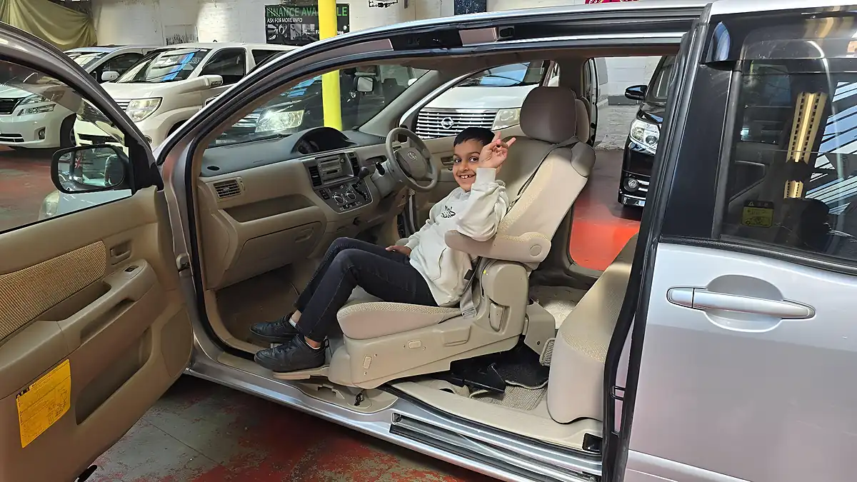 Used 2010 Toyota Raum Lift Mobility Chair Silver - Interior and Exterior details 5