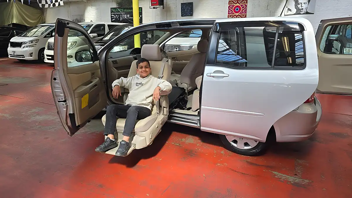 Used 2010 Toyota Raum Lift Mobility Chair Silver - Interior and Exterior details 8