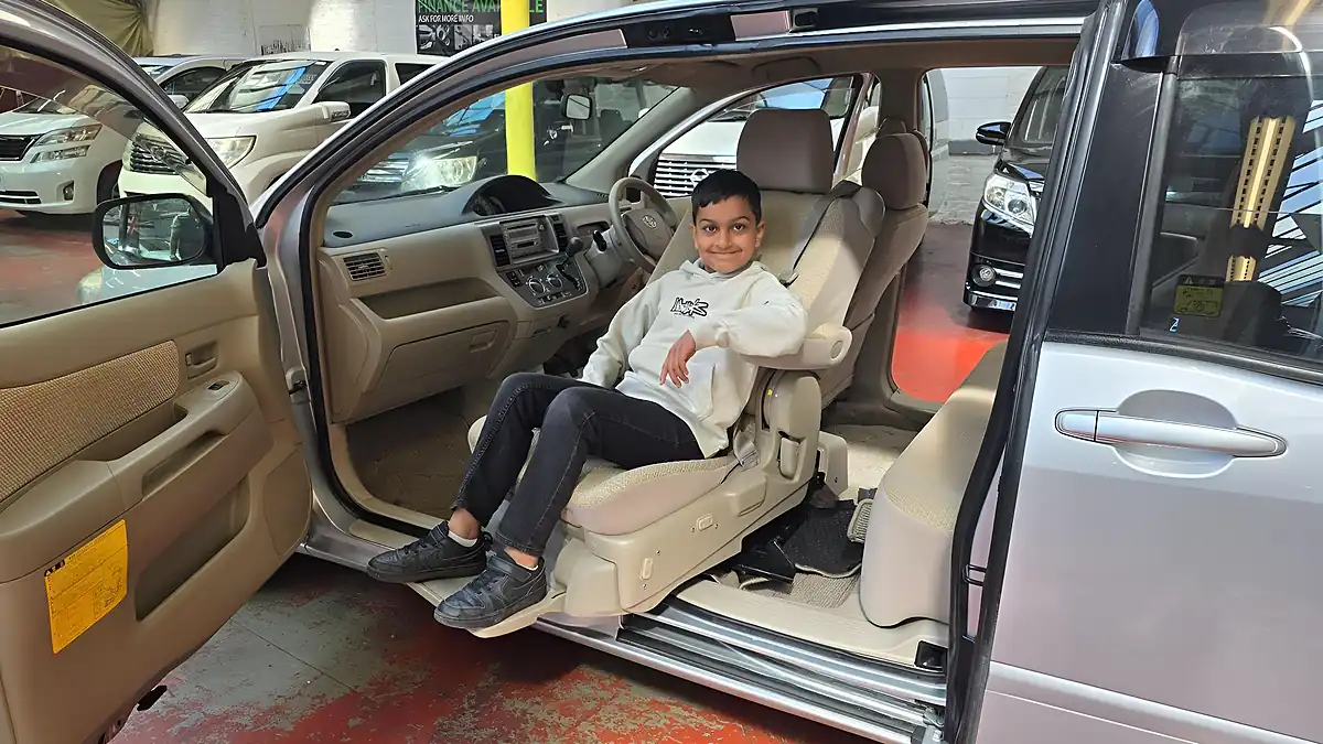 Used 2010 Toyota Raum Lift Mobility Chair Silver - Interior and Exterior details 9