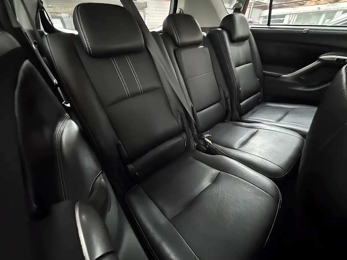 Used 2010 Toyota Verso T Spirit Red - Interior and Exterior details 10