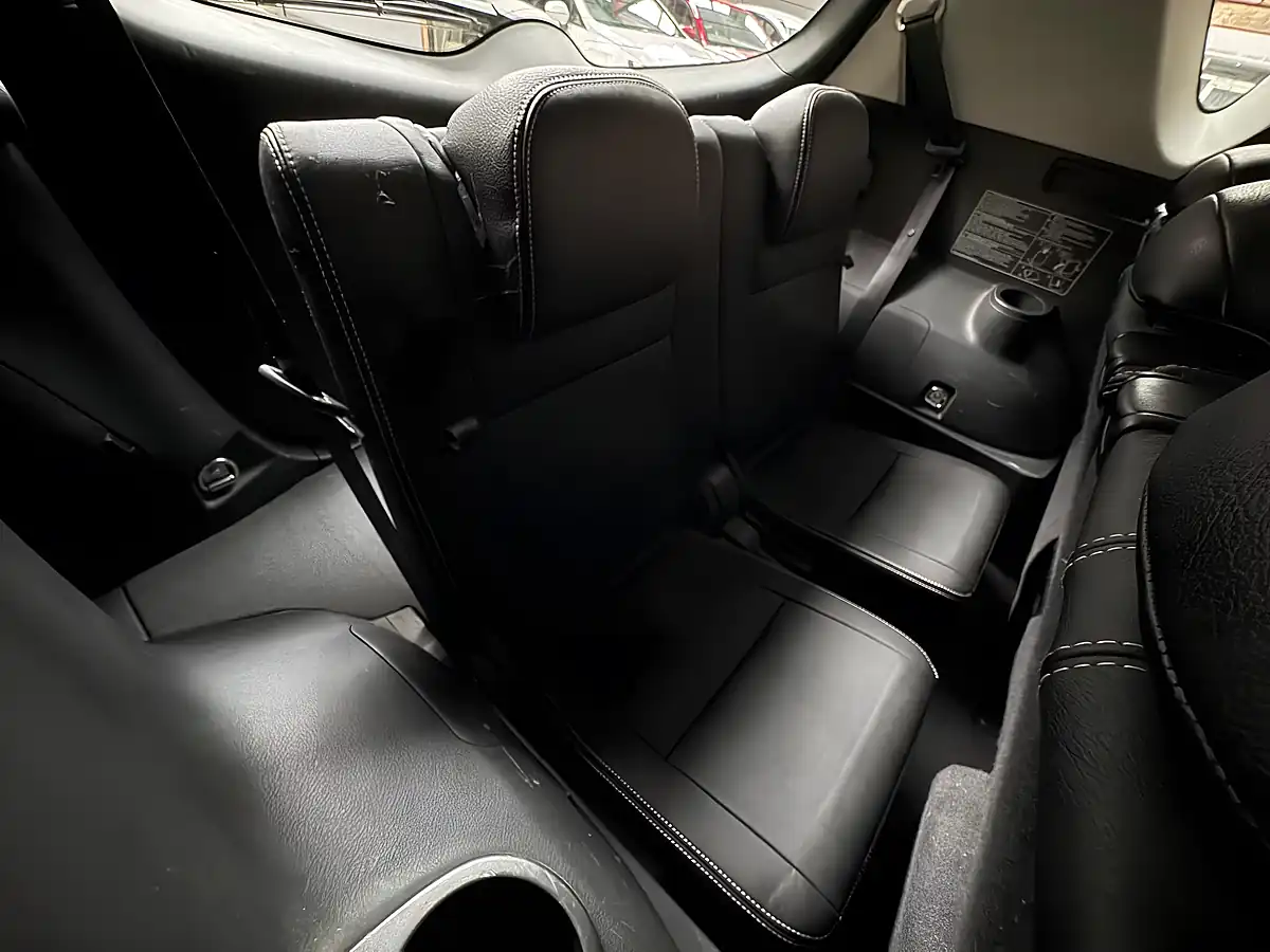 Used 2010 Toyota Verso T Spirit Red - Interior and Exterior details 11