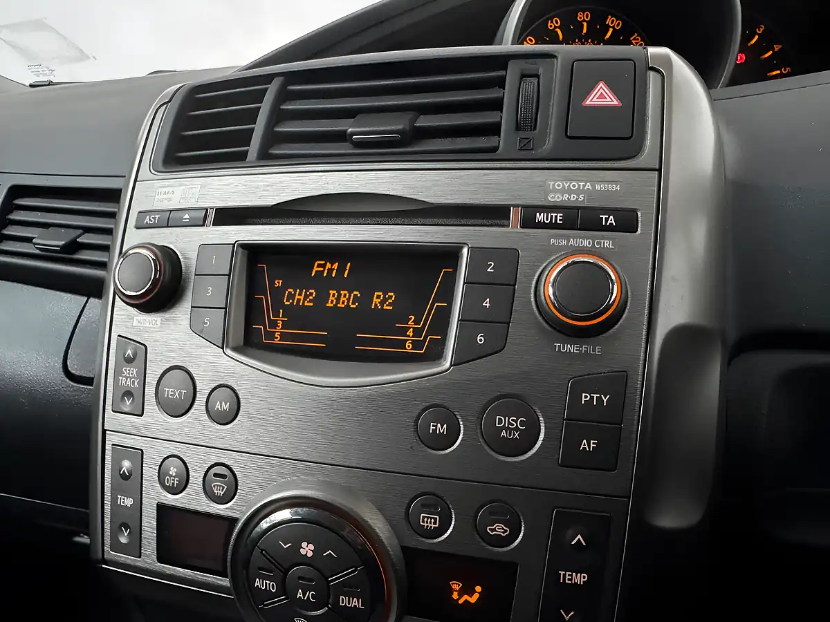 Used 2010 Toyota Verso T Spirit Red - Interior and Exterior details 13