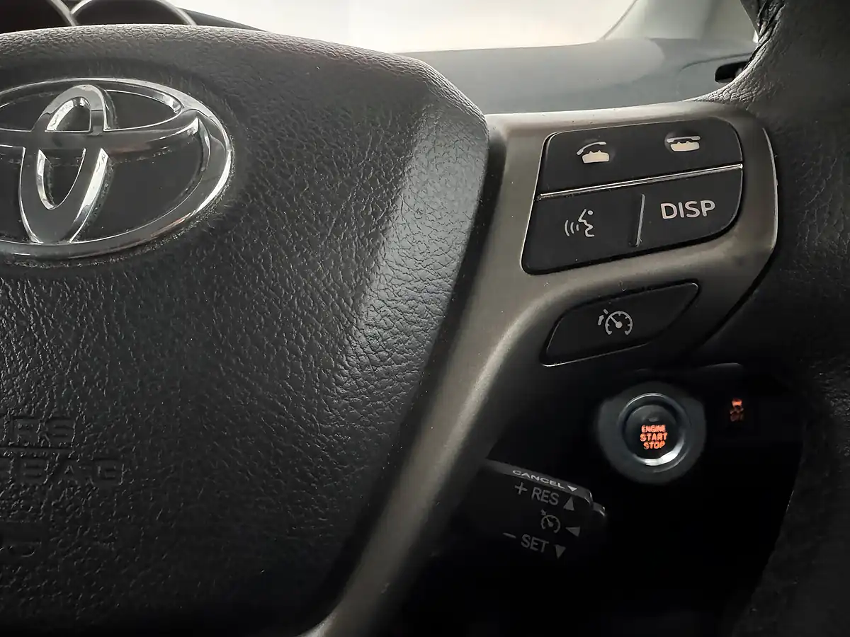 Used 2010 Toyota Verso T Spirit Red - Interior and Exterior details 15