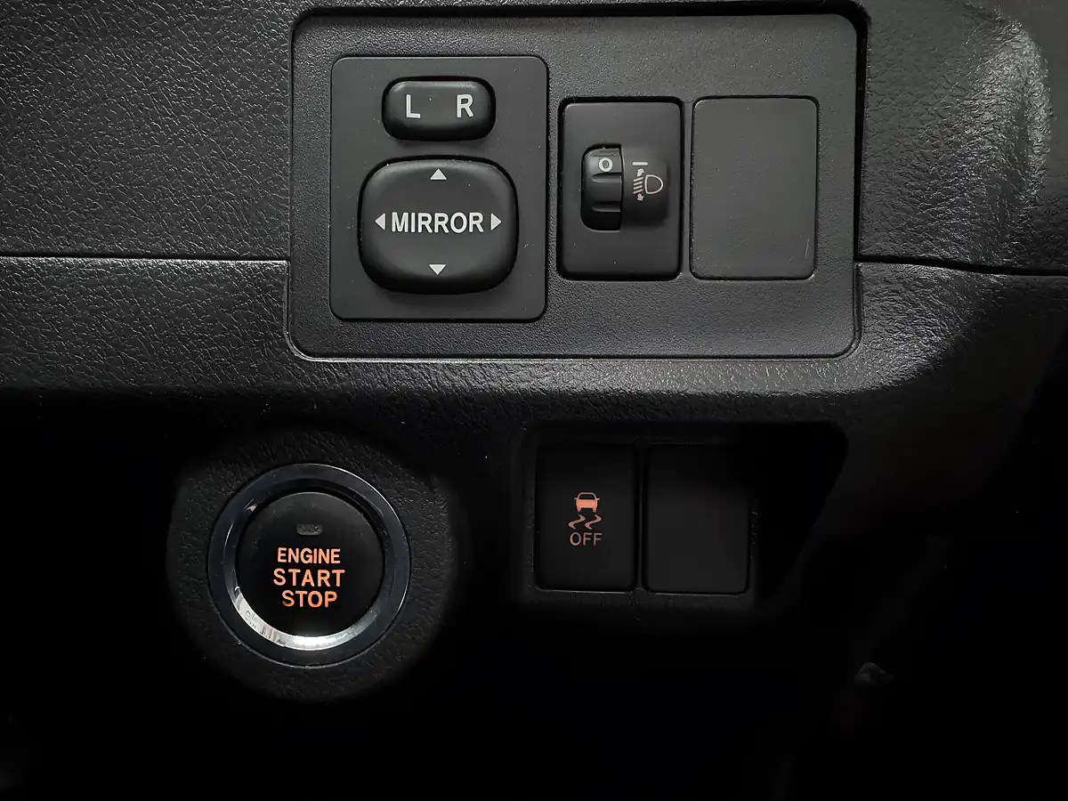 Used 2010 Toyota Verso T Spirit Red - Interior and Exterior details 17