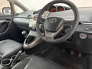 Used 2010 Toyota Verso T Spirit Red - Interior and Exterior details 3