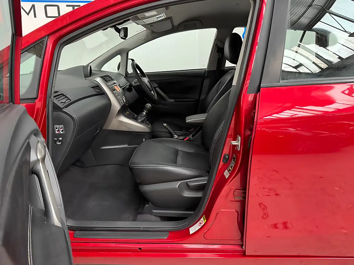 Used 2010 Toyota Verso T Spirit Red - Interior and Exterior details 8