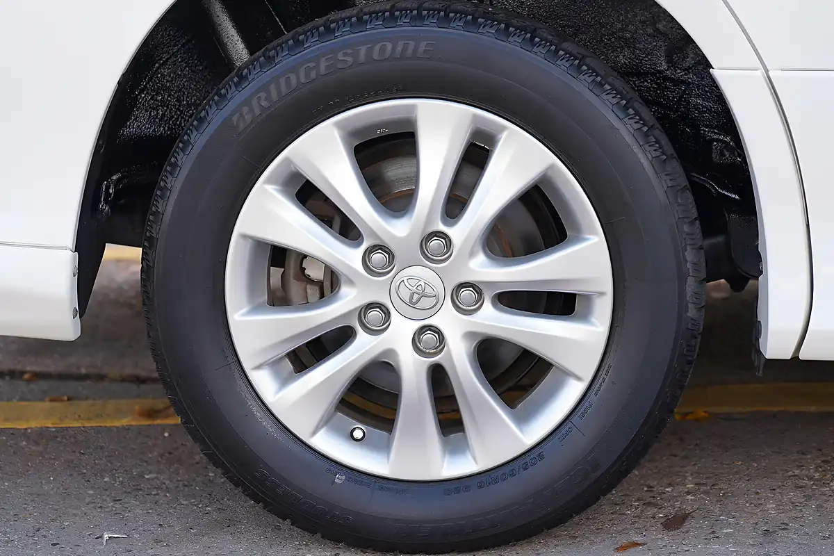 Used 2010 Toyota Voxy Zs White - Interior and Exterior details 11