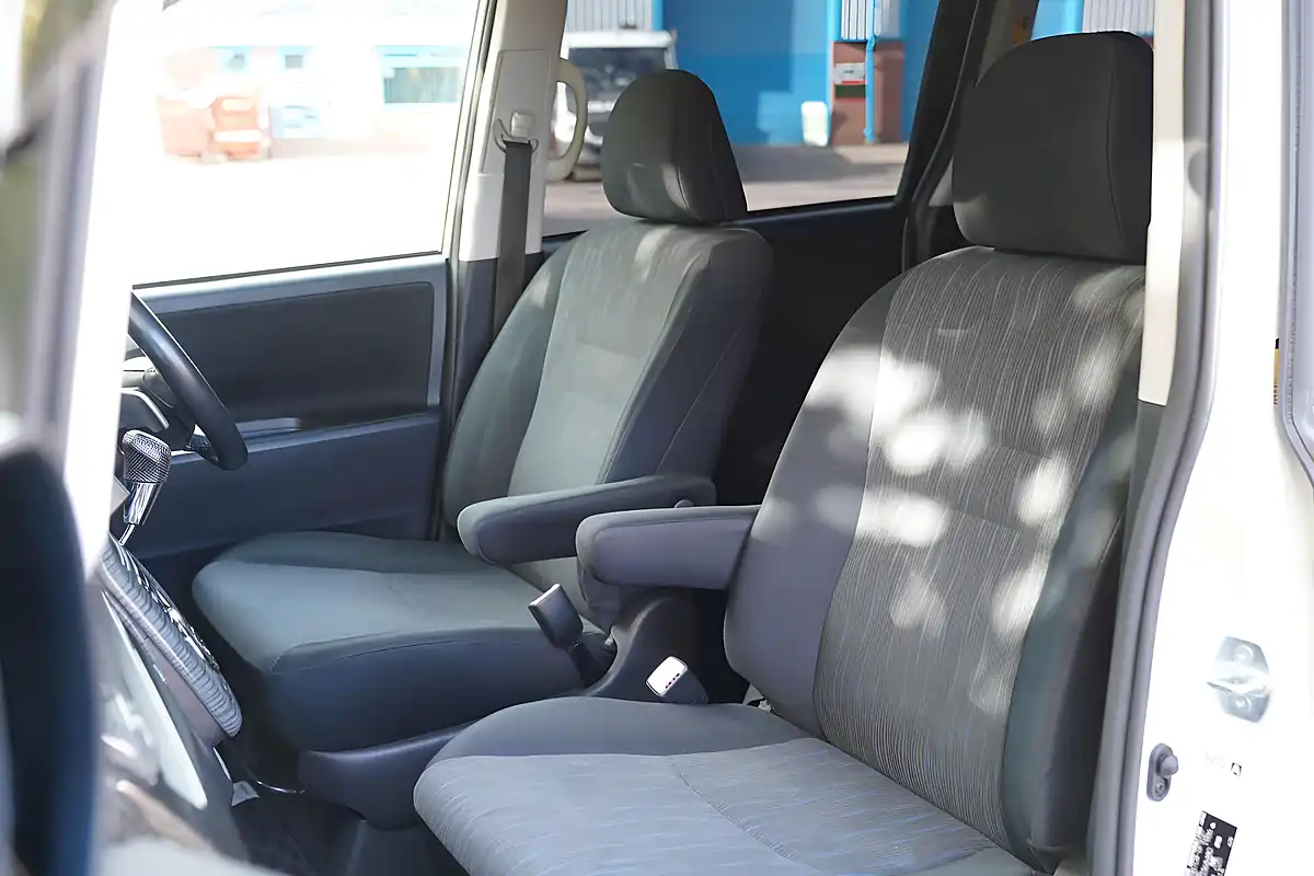 Used 2010 Toyota Voxy Zs White - Interior and Exterior details 13