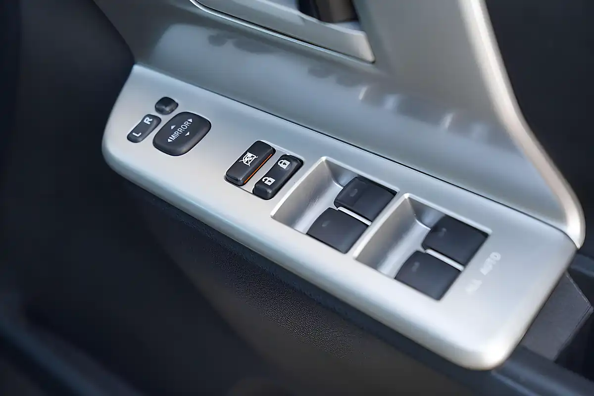 Used 2010 Toyota Voxy Zs White - Interior and Exterior details 15