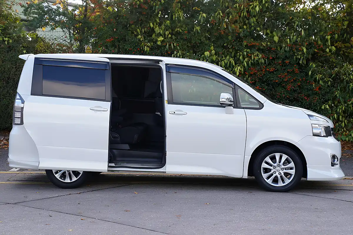 Used 2010 Toyota Voxy Zs White - Interior and Exterior details 3
