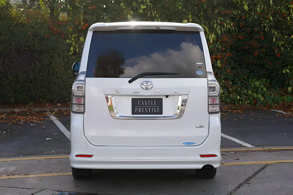 Used 2010 Toyota Voxy Zs White - Interior and Exterior details 6