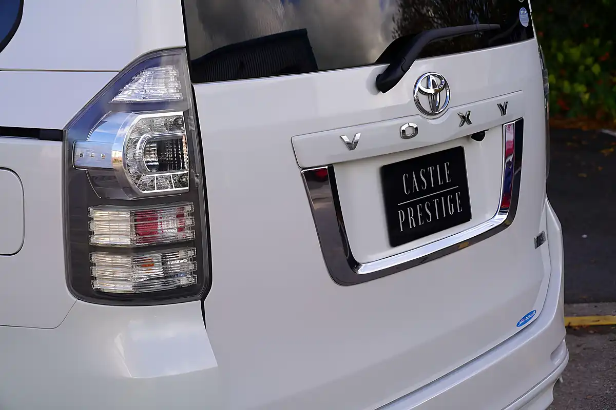 Used 2010 Toyota Voxy Zs White - Interior and Exterior details 7
