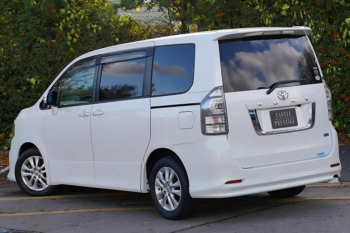 Used 2010 Toyota Voxy Zs White - Interior and Exterior details 8