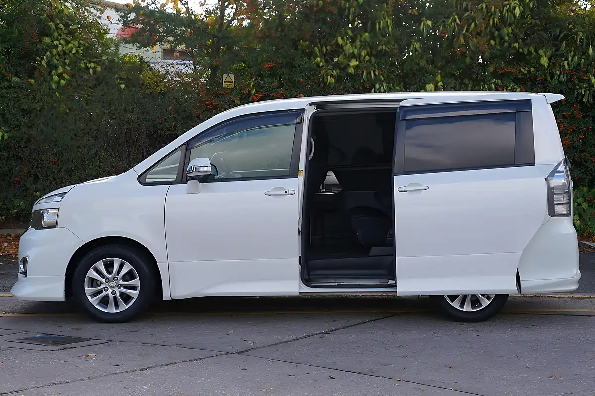 Used 2010 Toyota Voxy Zs White - Interior and Exterior details 9
