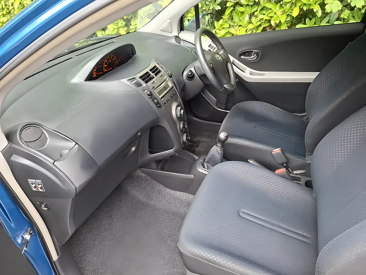 Used 2010 Toyota Yaris Hatchback Blue - Interior and Exterior details 11