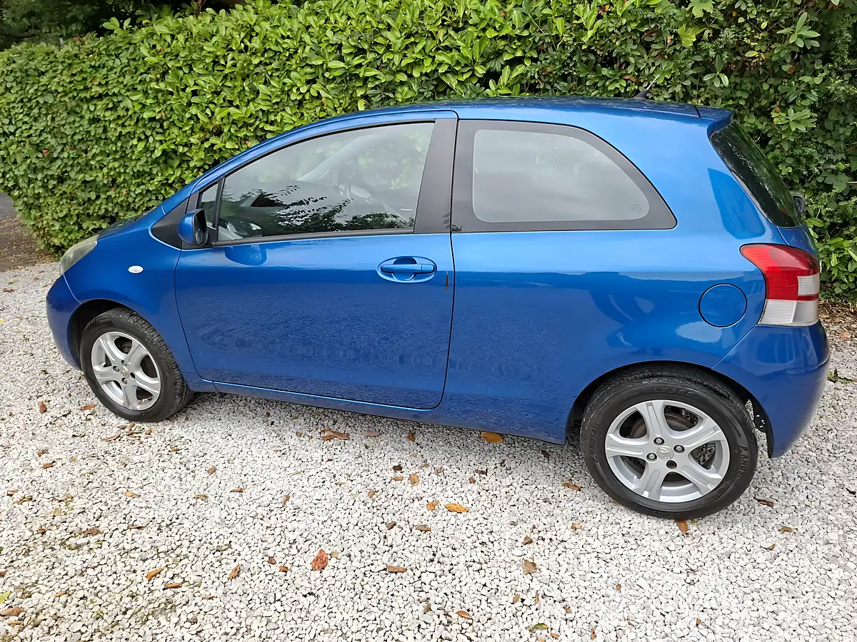 Used 2010 Toyota Yaris Hatchback Blue - Interior and Exterior details 4