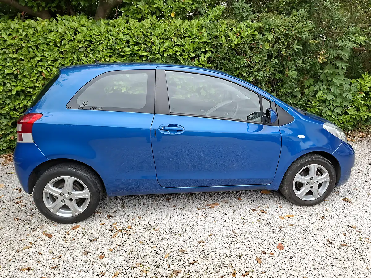 Used 2010 Toyota Yaris Hatchback Blue - Interior and Exterior details 5