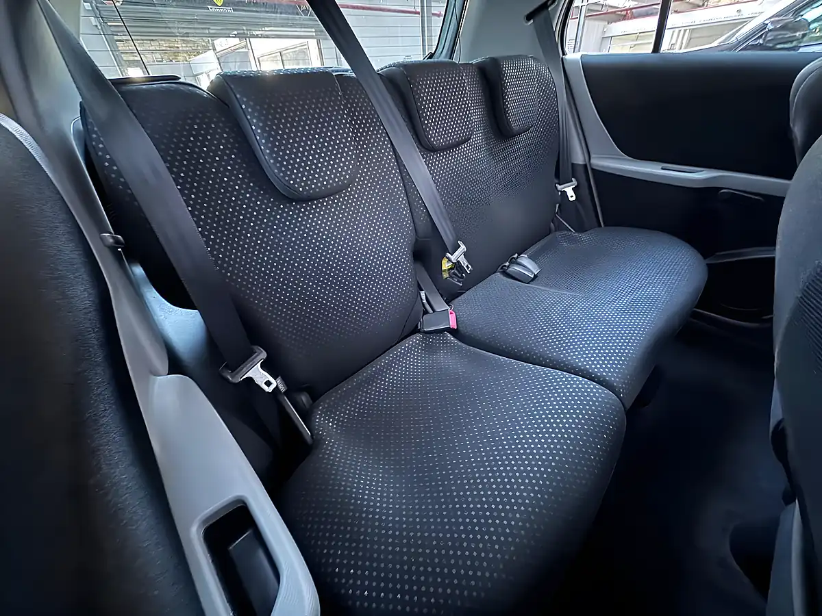 Used 2010 Toyota Yaris Tr Silver - Interior and Exterior details 10