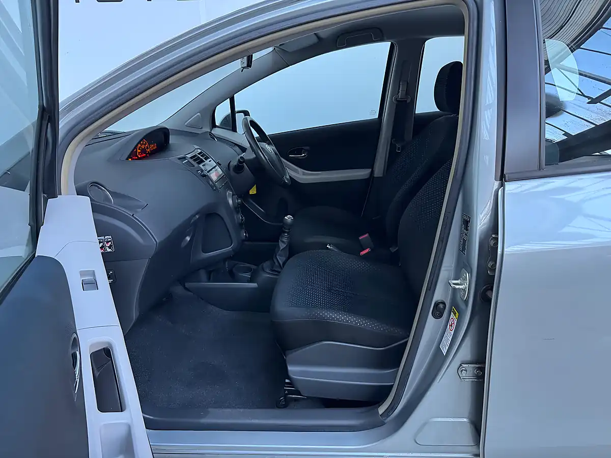 Used 2010 Toyota Yaris Tr Silver - Interior and Exterior details 8