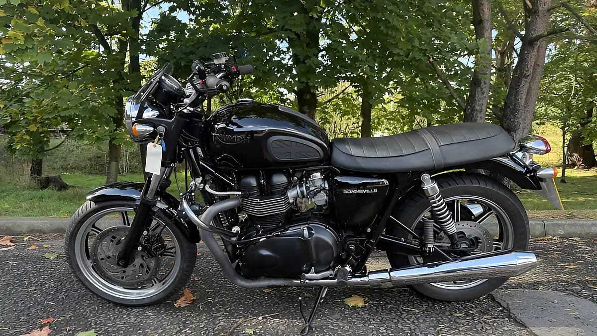 Used 2010 Triumph Bonneville Black - Interior and Exterior details 2