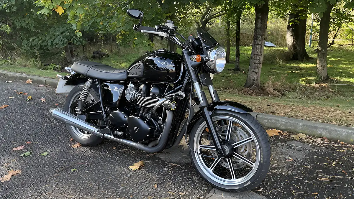 Used 2010 Triumph Bonneville Black - Interior and Exterior details 3