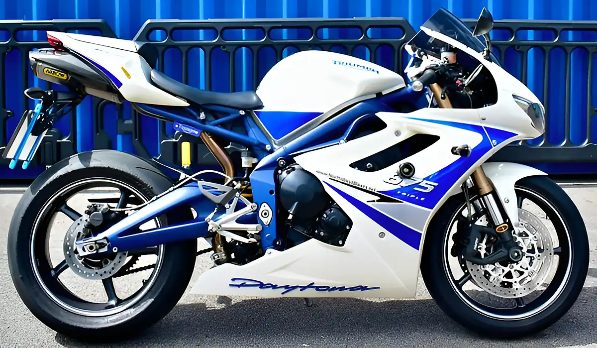 Used 2010 Triumph Daytona 675 Super Sports White - Front View