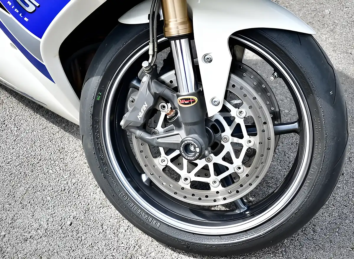 Used 2010 Triumph Daytona 675 Super Sports White - Interior and Exterior details 12