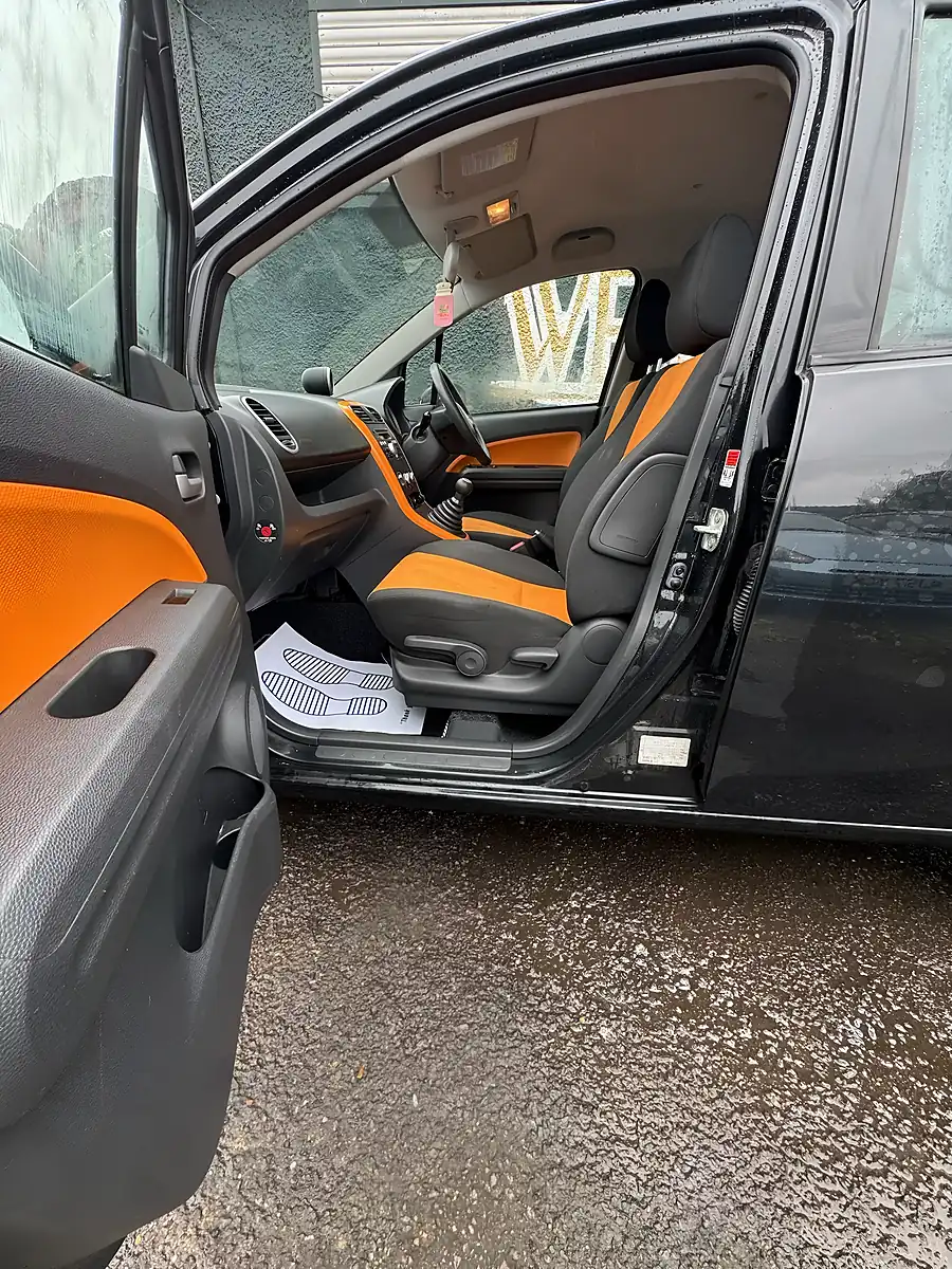 Used 2010 Vauxhall Agila - Interior and Exterior details 5