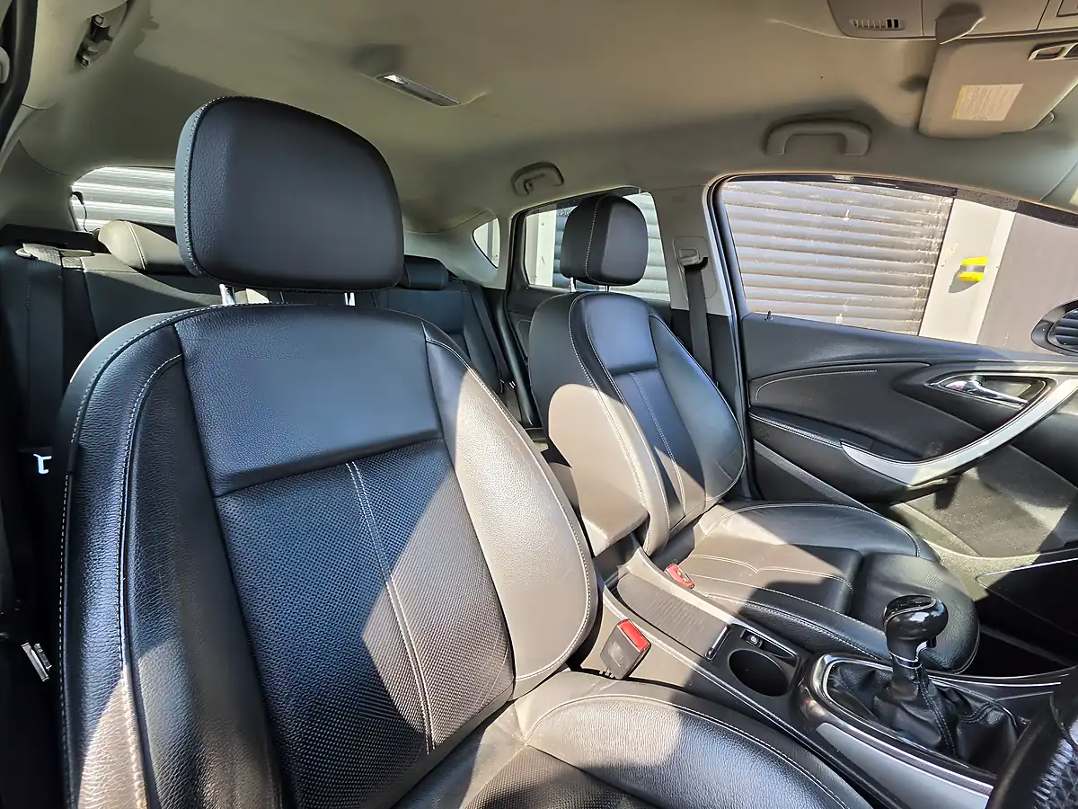 Used 2010 Vauxhall Astra Elite Silver - Interior and Exterior details 5