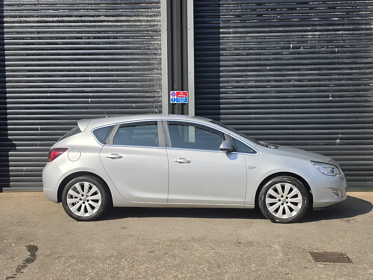 Used 2010 Vauxhall Astra Elite Silver - Interior and Exterior details 7