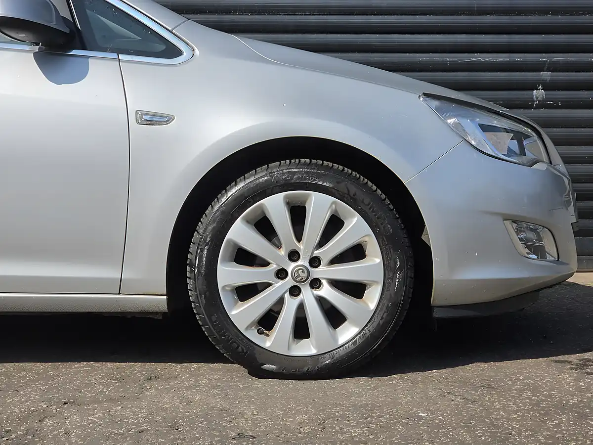 Used 2010 Vauxhall Astra Elite Silver - Interior and Exterior details 8