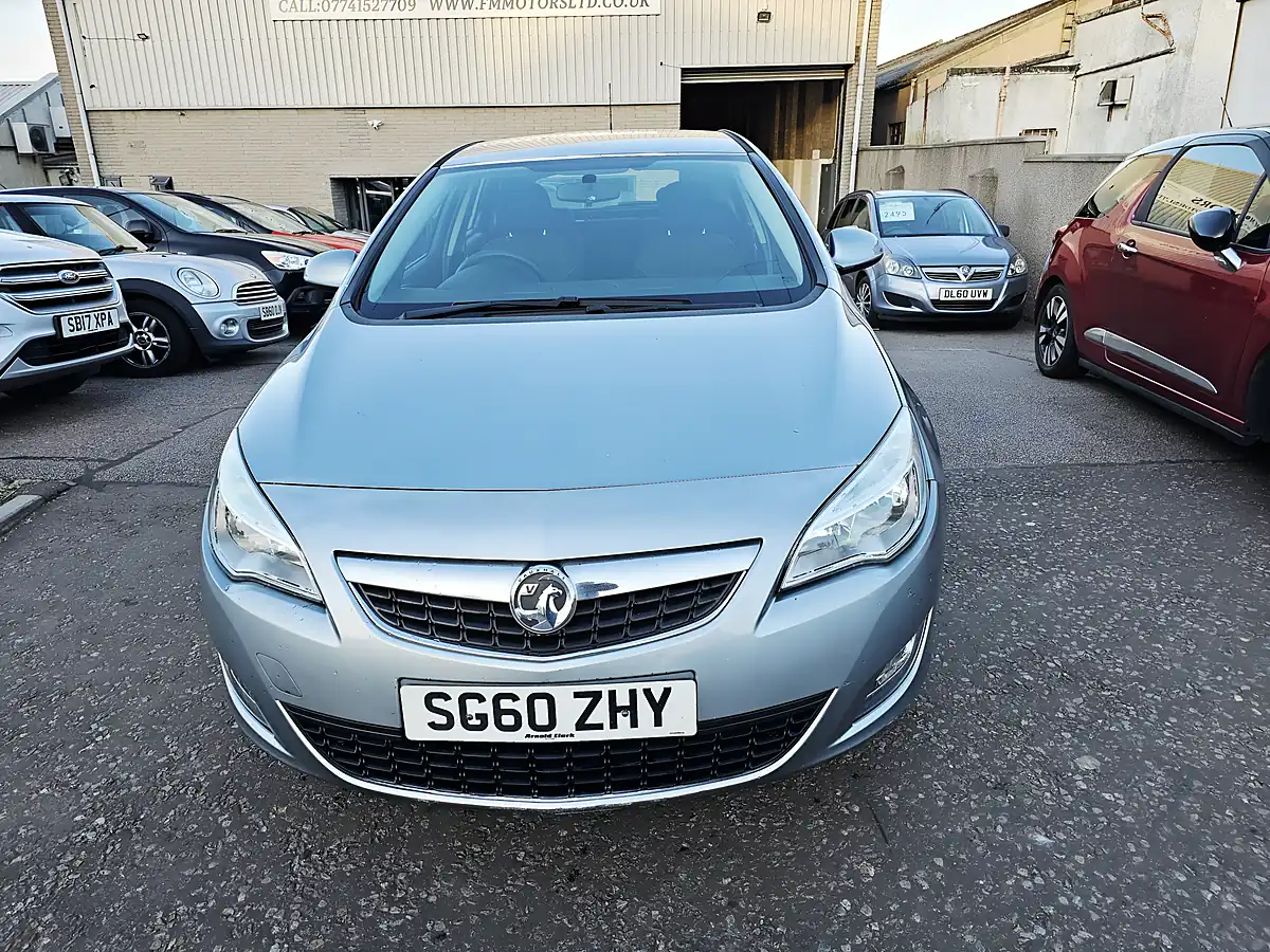 Used 2010 Vauxhall Astra Exclusiv Silver - Front View