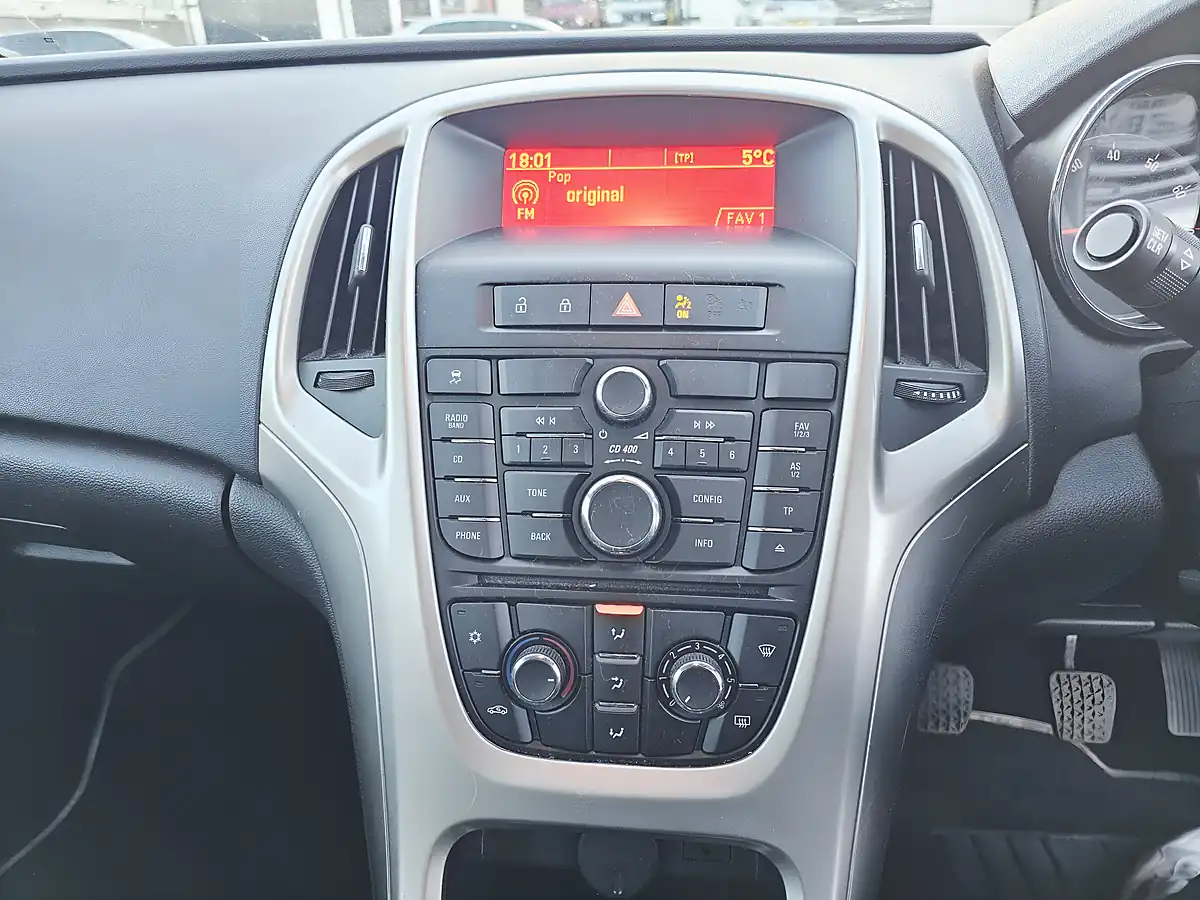 Used 2010 Vauxhall Astra Exclusiv Silver - Interior and Exterior details 11
