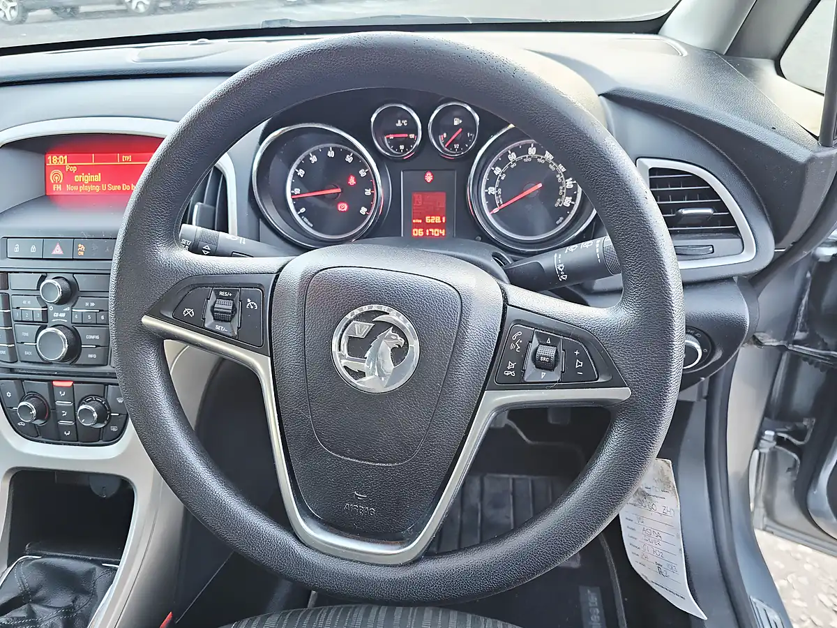 Used 2010 Vauxhall Astra Exclusiv Silver - Interior and Exterior details 13