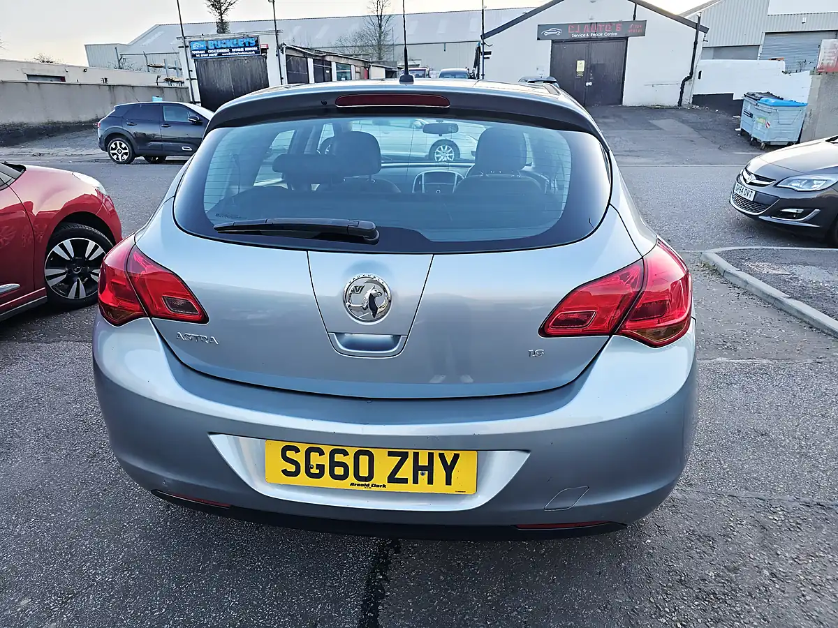 Used 2010 Vauxhall Astra Exclusiv Silver - Interior and Exterior details 4